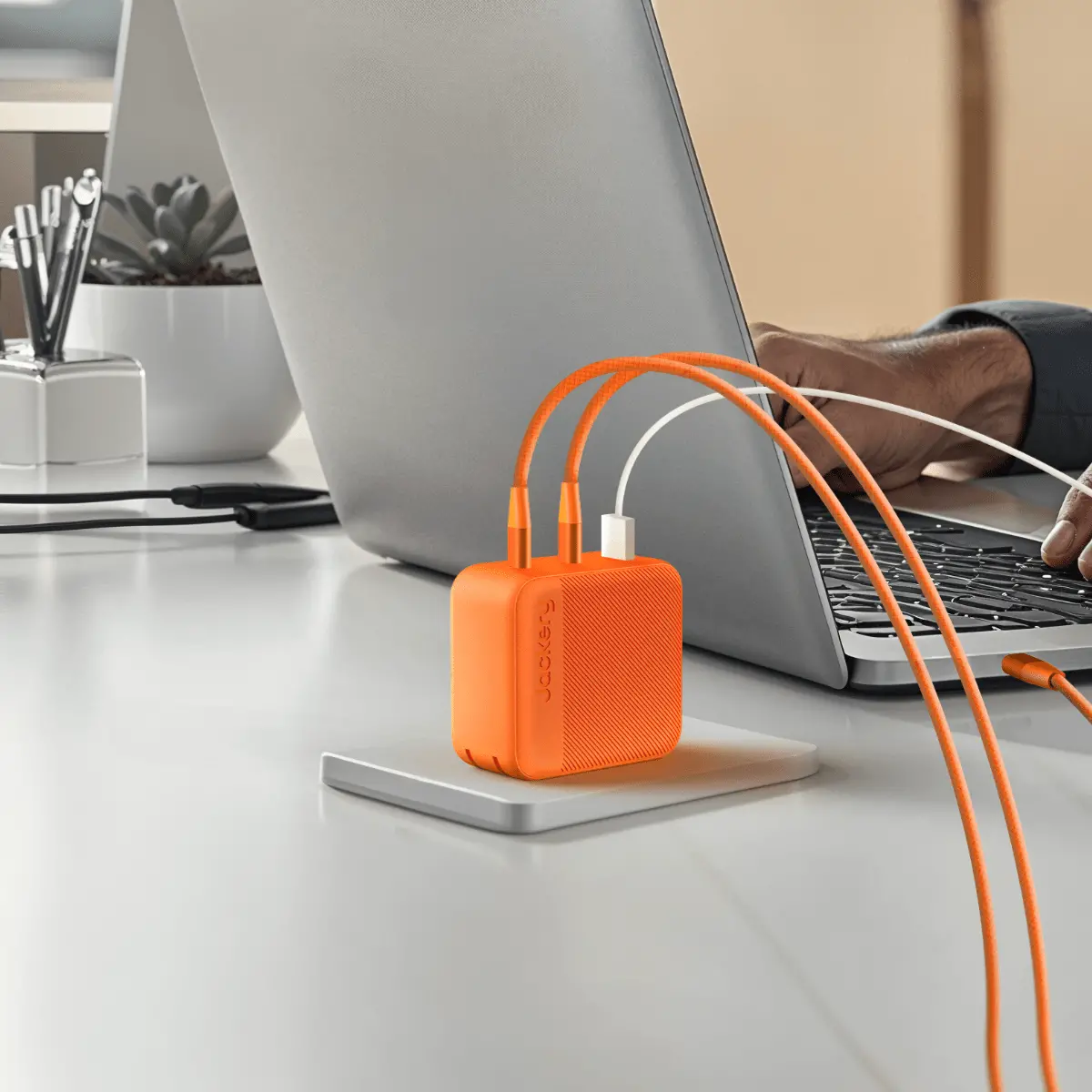 Jackery 102W Gan 3-Port Fast Charger 1